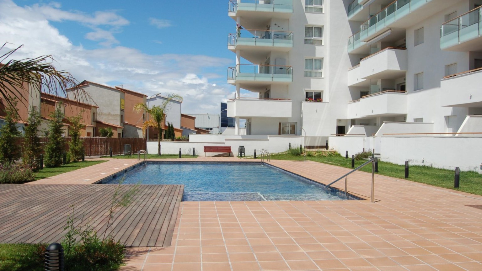 Apartamento en venta con pisicina comunitaria y parking, en Roses