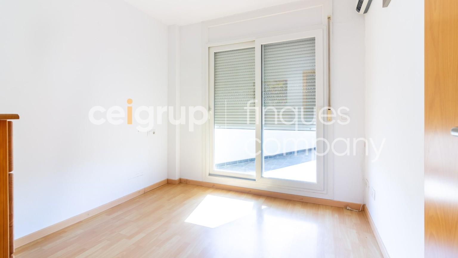 Apartamento en venta con pisicina comunitaria y parking, en Roses