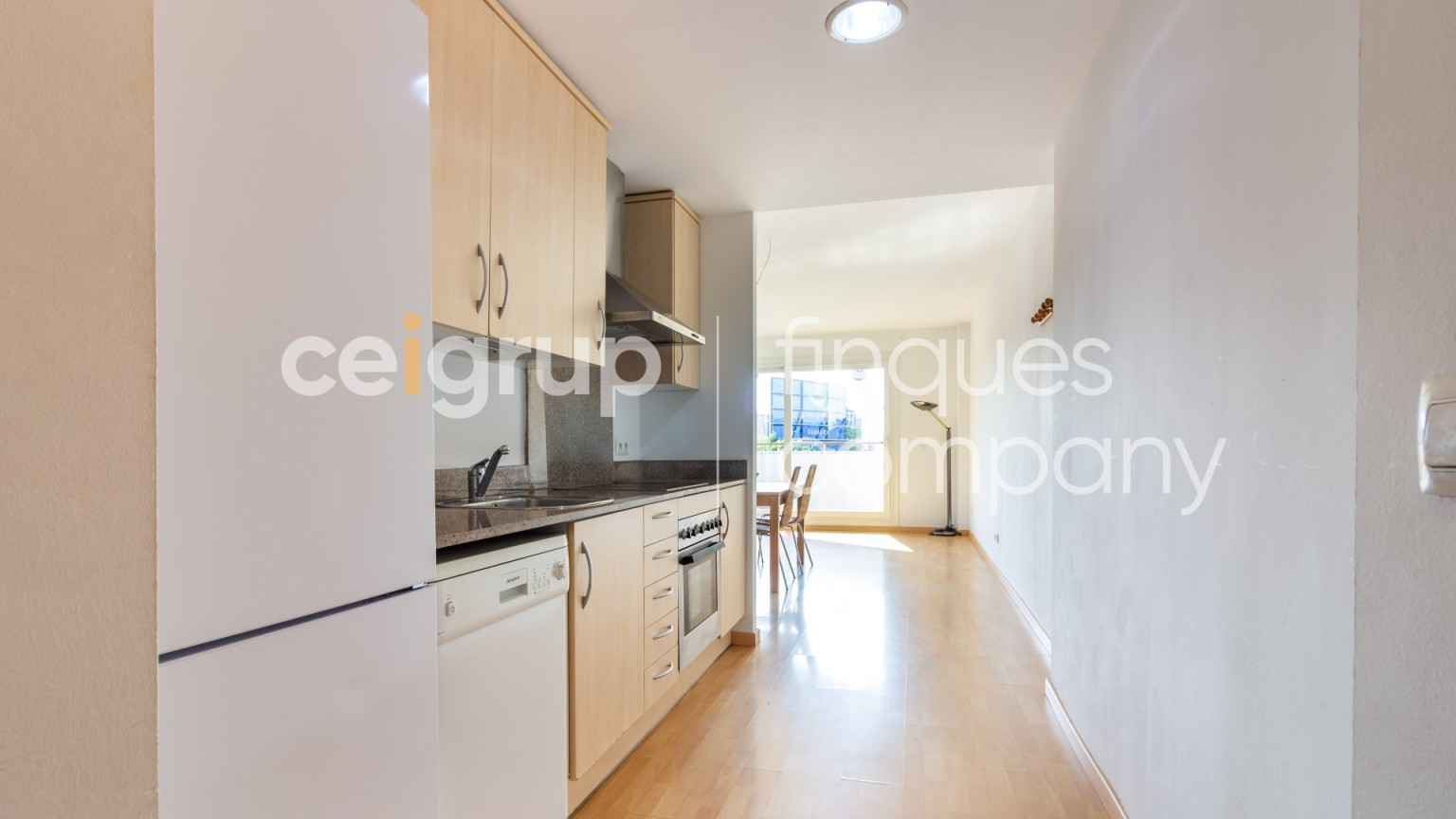 Apartamento en venta con pisicina comunitaria y parking, en Roses