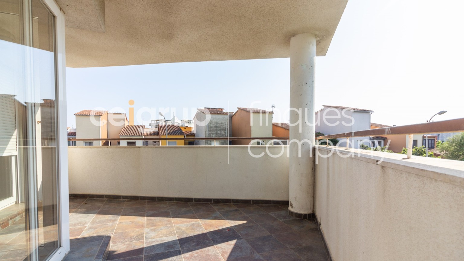 Apartamento en venta con pisicina comunitaria y parking, en Roses