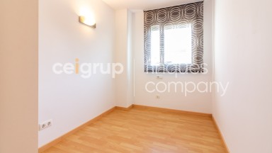 Apartamento en venta con pisicina comunitaria y parking, en Roses