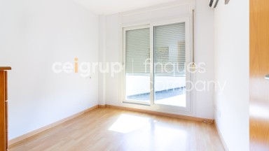Apartamento en venta con pisicina comunitaria y parking, en Roses