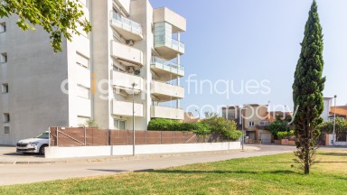 Apartamento en venta con pisicina comunitaria y parking, en Roses