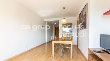 Apartamento en venta con pisicina comunitaria y parking, en Roses