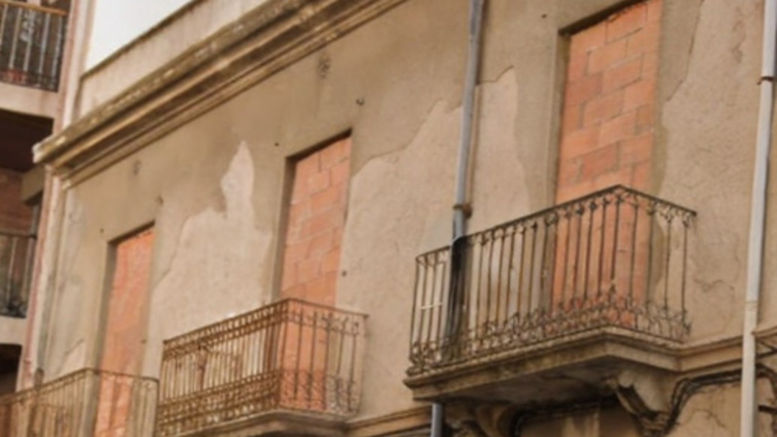 Solar en venta, con una construcción para reformar, en el centro de Figueres