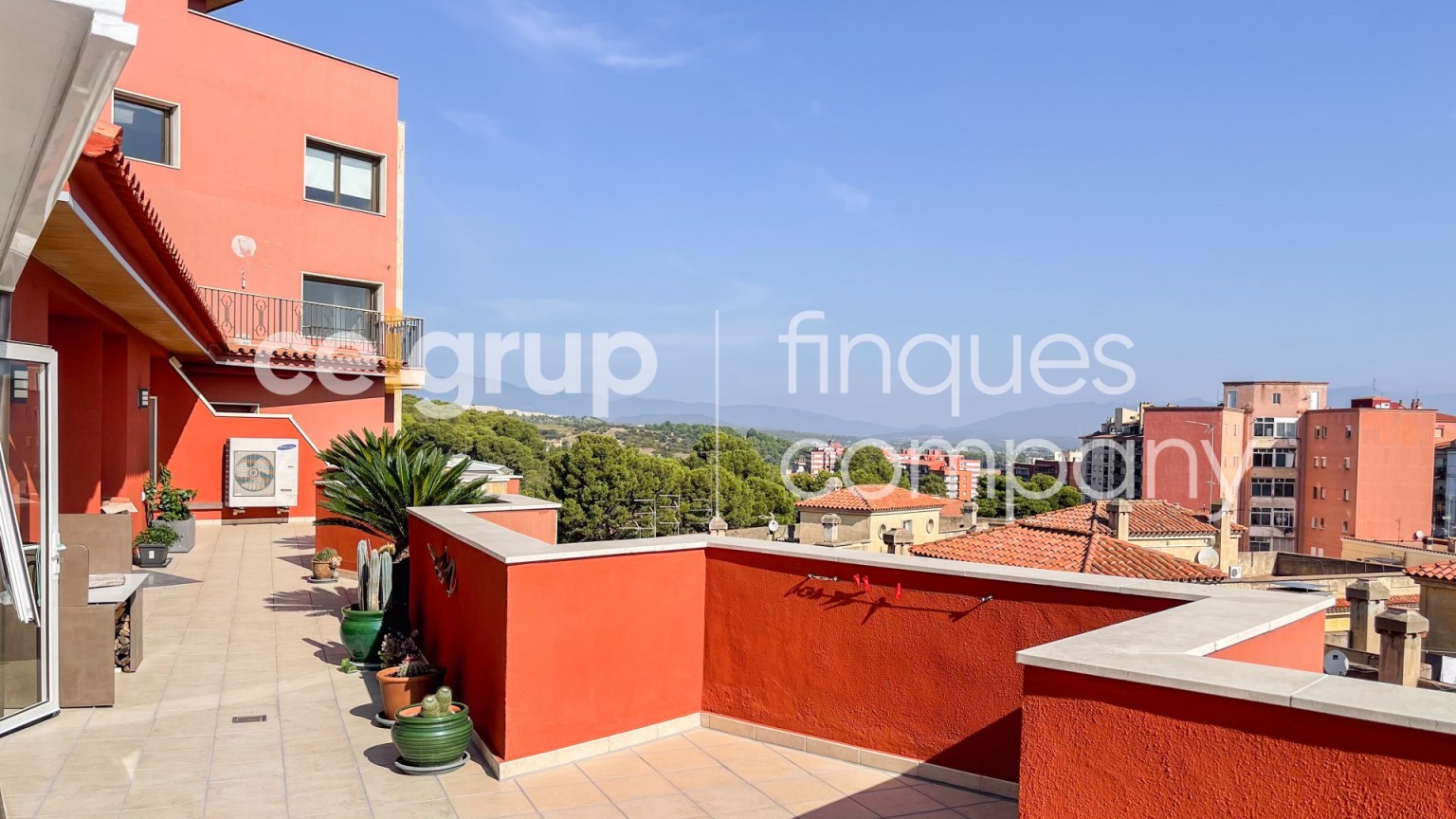 Excelente ático en venta, con vistas a la Bahia de Roses, enfrente del museo Dalí de Figueres