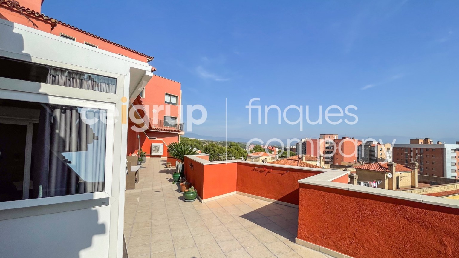 Excelente ático en venta, con vistas a la Bahia de Roses, enfrente del museo Dalí de Figueres