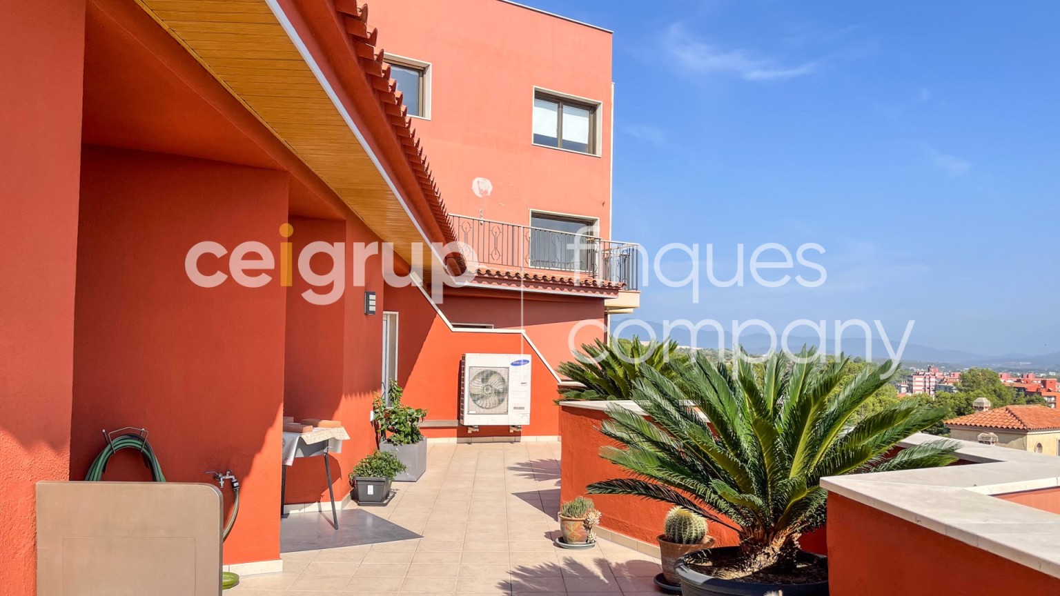 Excelente ático en venta, con vistas a la Bahia de Roses, enfrente del museo Dalí de Figueres