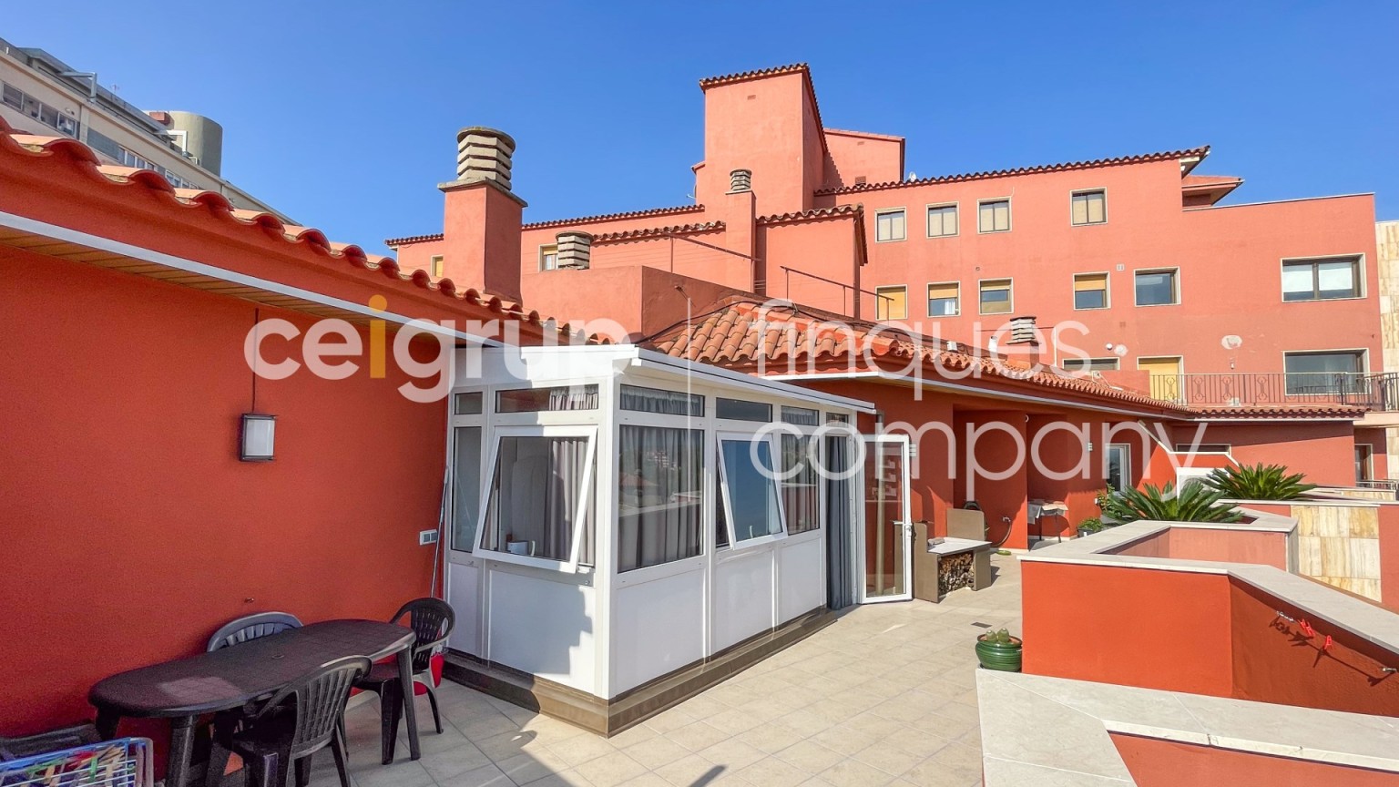 Excelente ático en venta, con vistas a la Bahia de Roses, enfrente del museo Dalí de Figueres