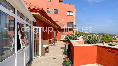 Excelente ático en venta, con vistas a la Bahia de Roses, enfrente del museo Dalí de Figueres