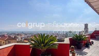 Excelente ático en venta, con vistas a la Bahia de Roses, enfrente del museo Dalí de Figueres
