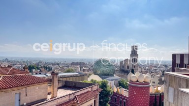 Excelente ático en venta, con vistas a la Bahia de Roses, enfrente del museo Dalí de Figueres
