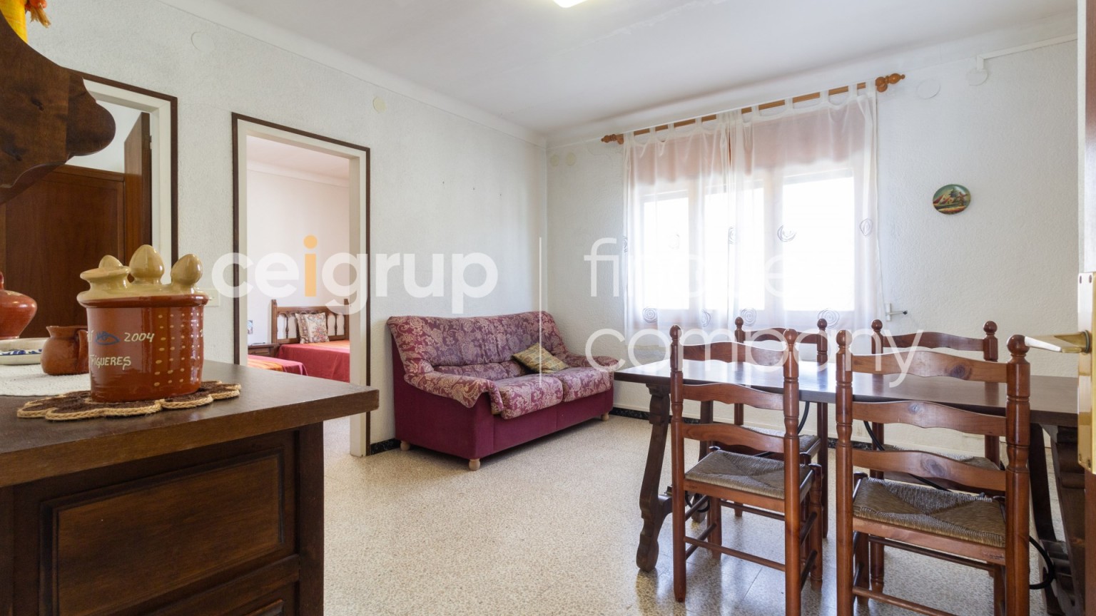 Casa en venta de planta baja y piso con jardin, en Agullana