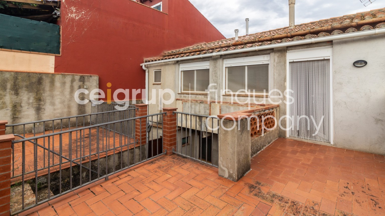 Casa en venta de planta baja y piso con jardin, en Agullana
