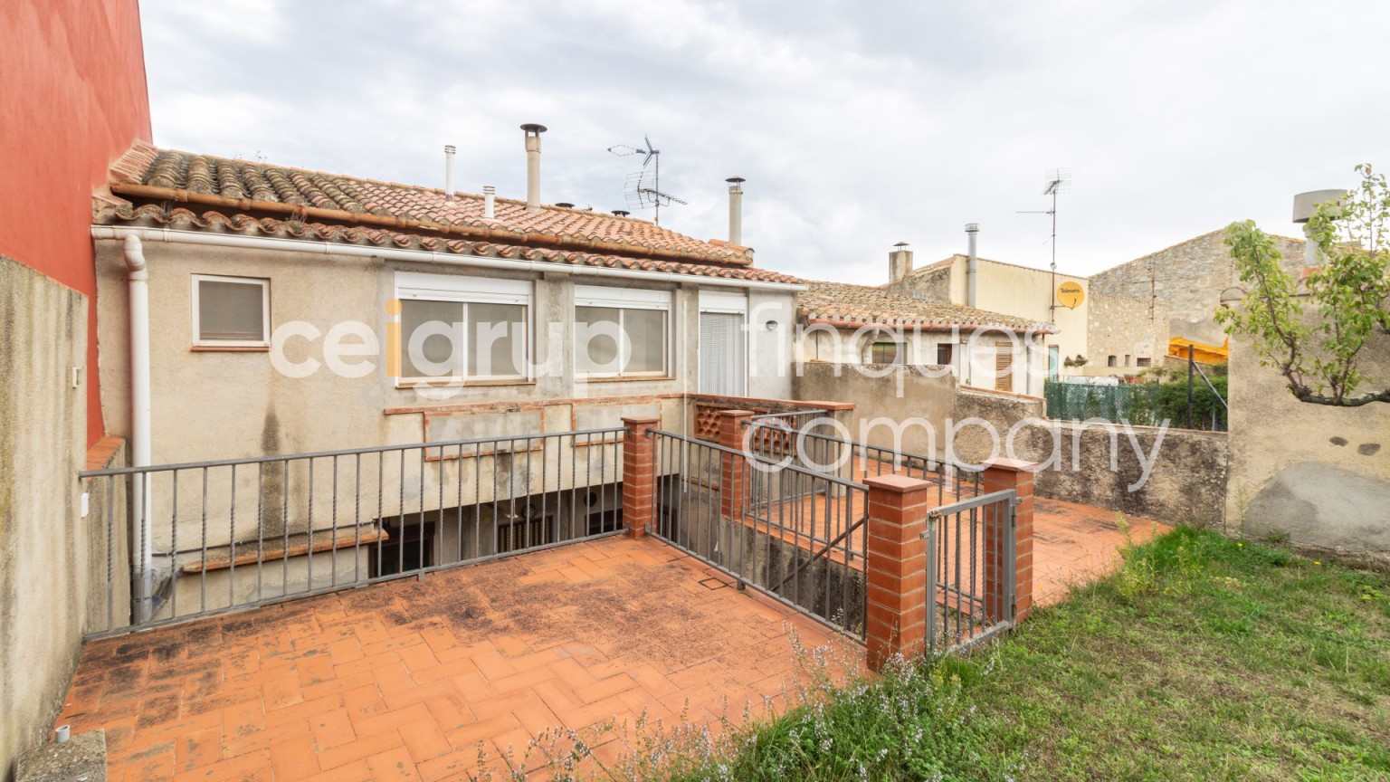 Casa en venta de planta baja y piso con jardin, en Agullana