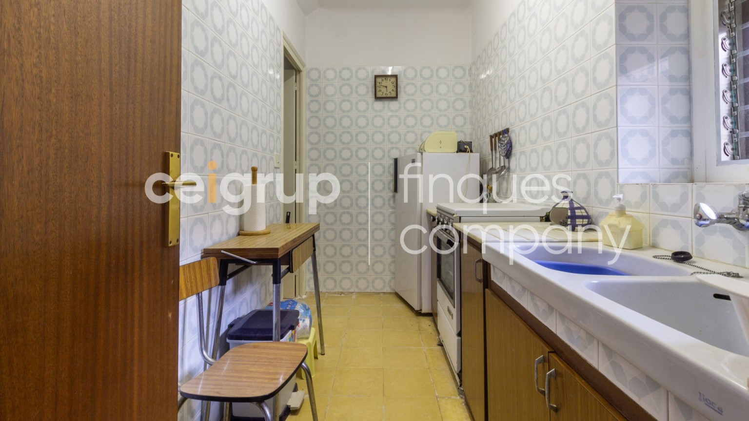 Casa en venta de planta baja y piso con jardin, en Agullana