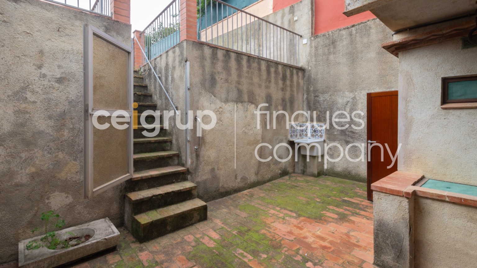 Casa en venta de planta baja y piso con jardin, en Agullana