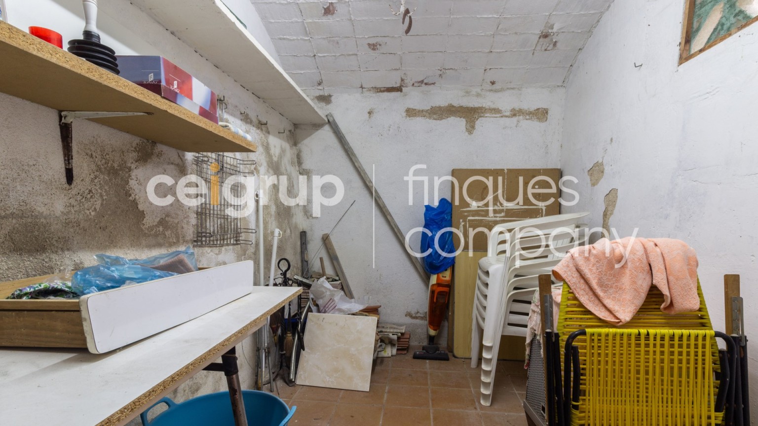 Casa en venta de planta baja y piso con jardin, en Agullana