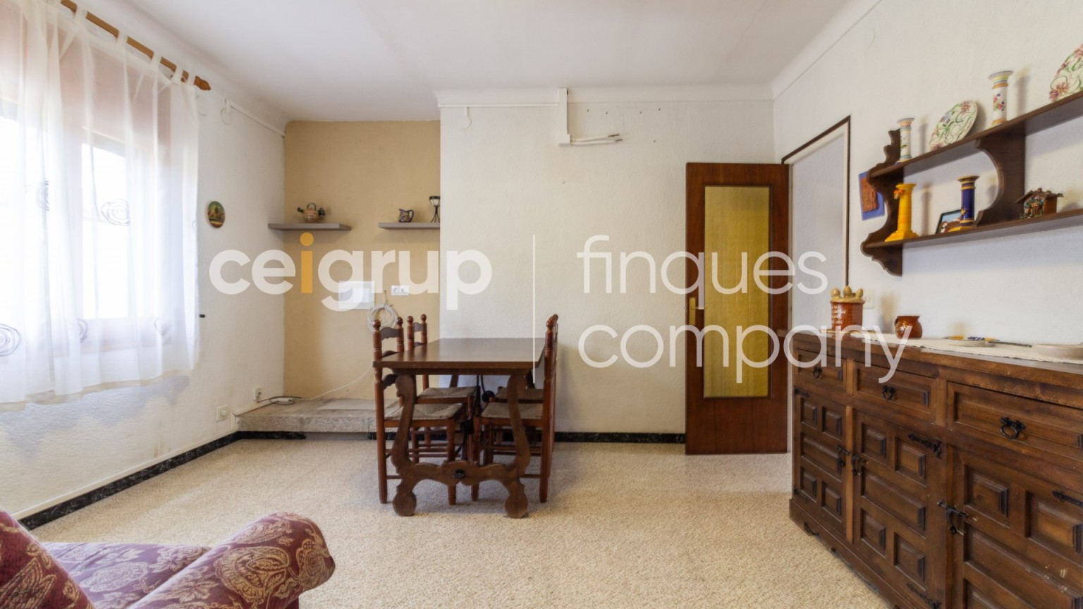 Casa en venta de planta baja y piso con jardin, en Agullana