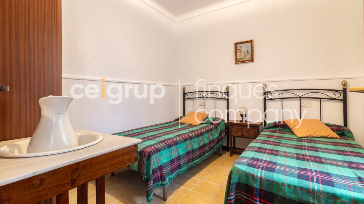 Casa en venta de planta baja y piso con jardin, en Agullana
