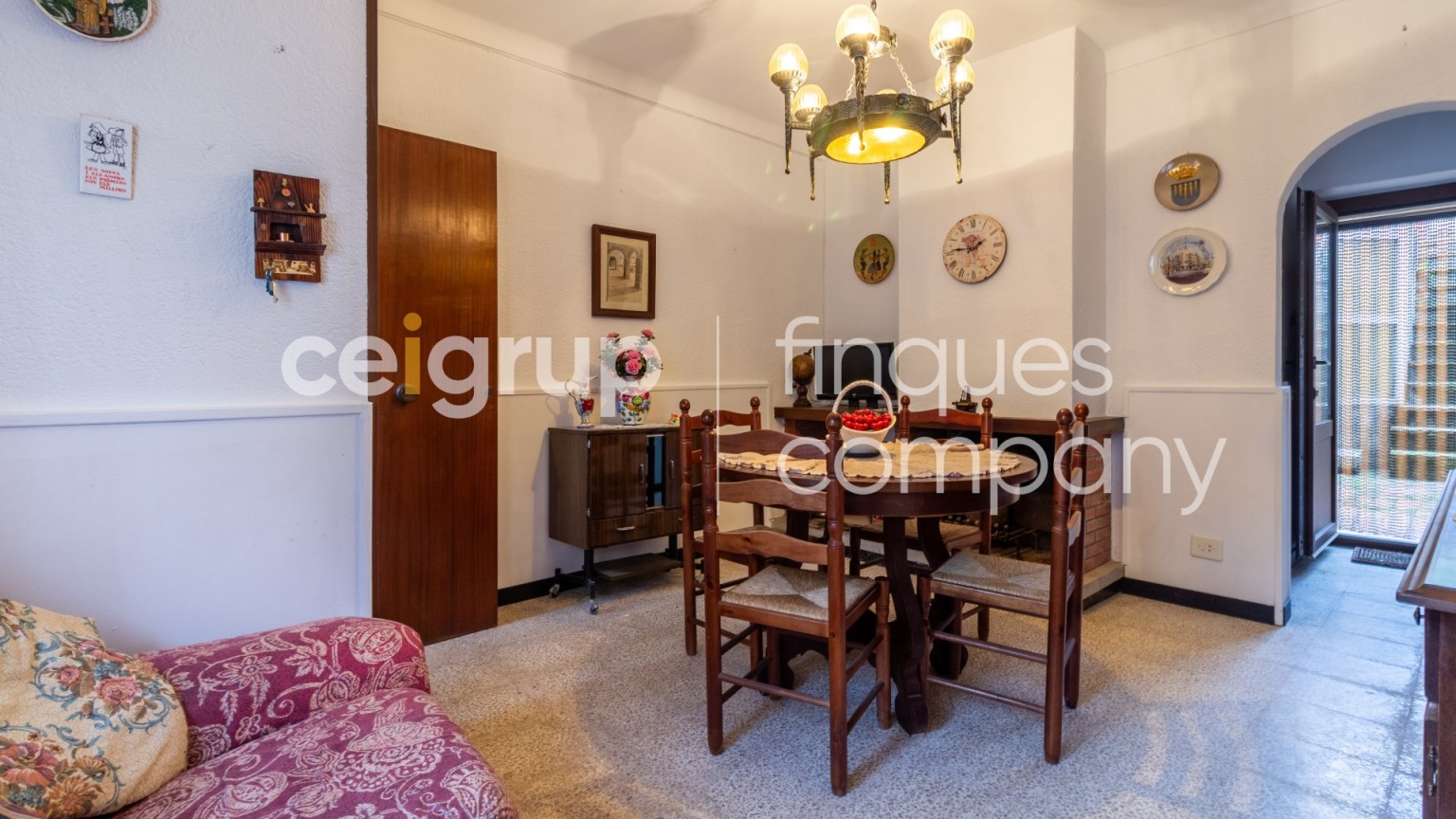 Casa en venta de planta baja y piso con jardin, en Agullana