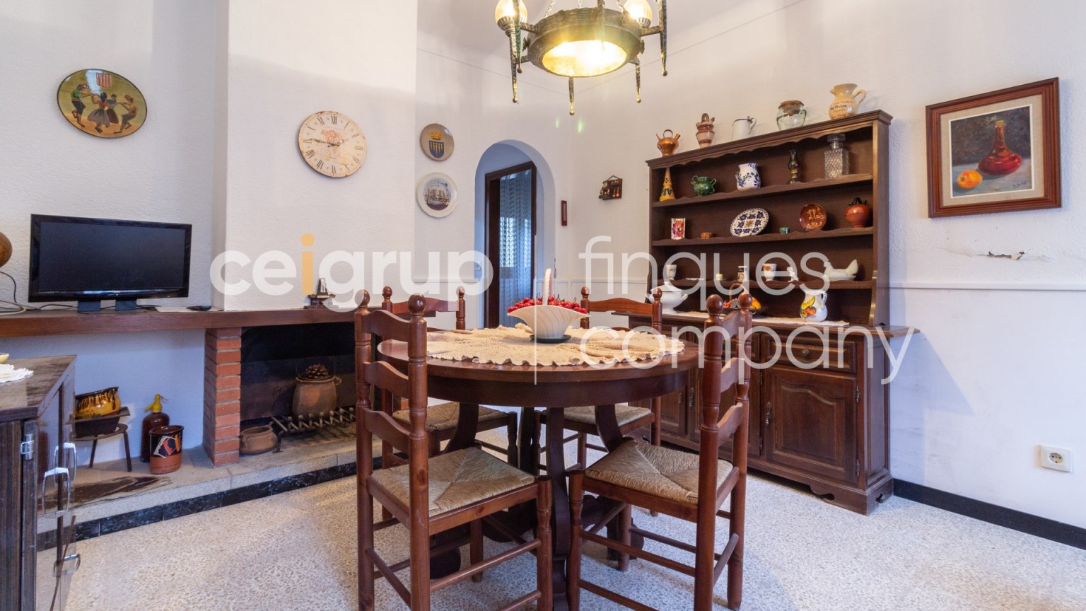 Casa en venta de planta baja y piso con jardin, en Agullana