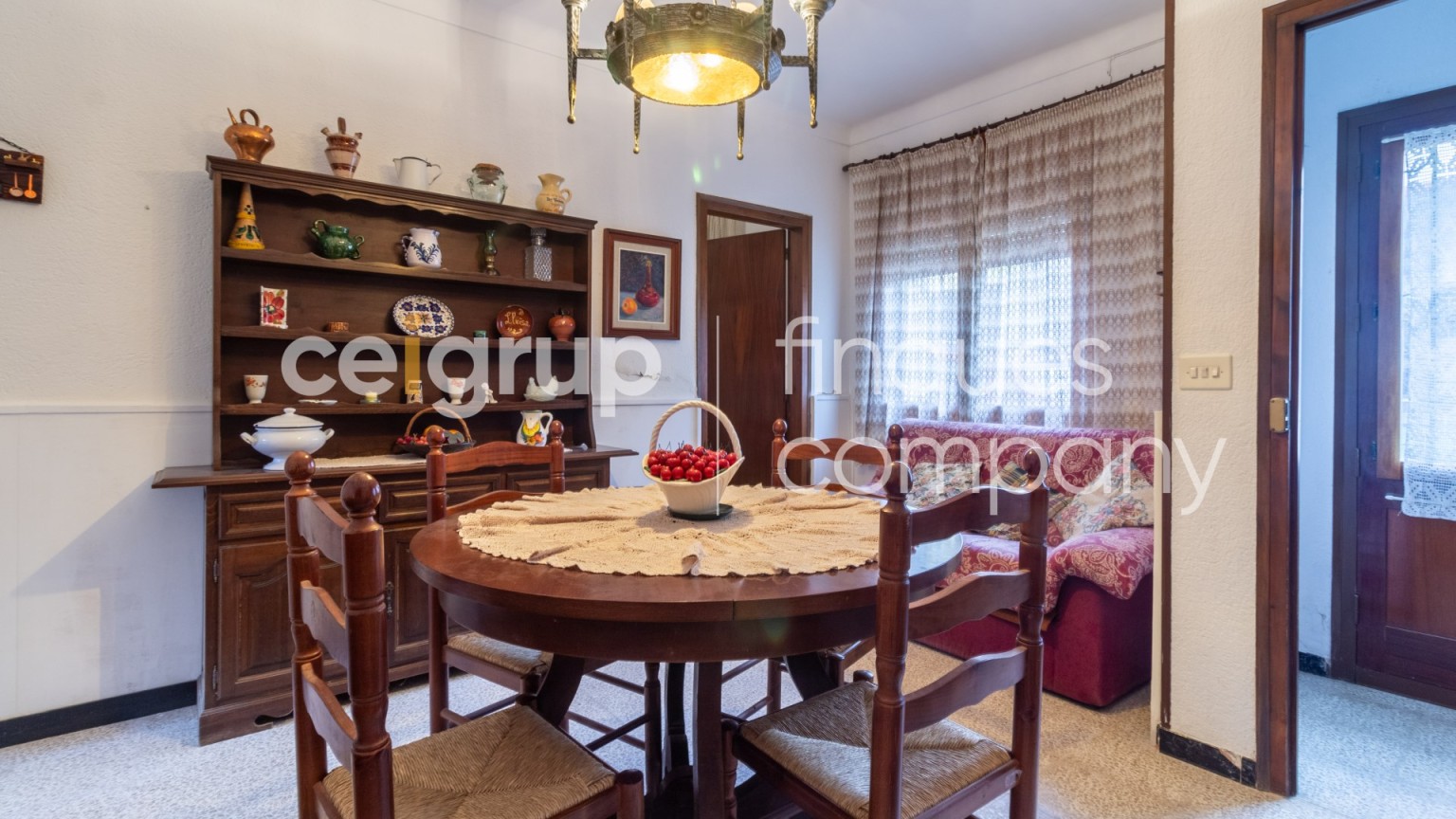 Casa en venta de planta baja y piso con jardin, en Agullana