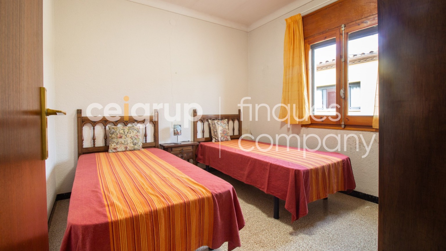 Casa en venta de planta baja y piso con jardin, en Agullana