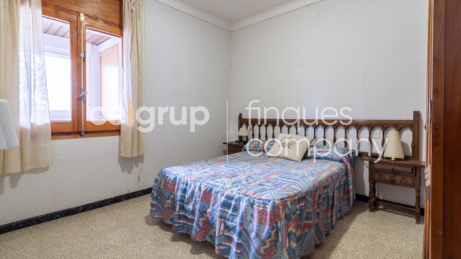 Casa en venta de planta baja y piso con jardin, en Agullana