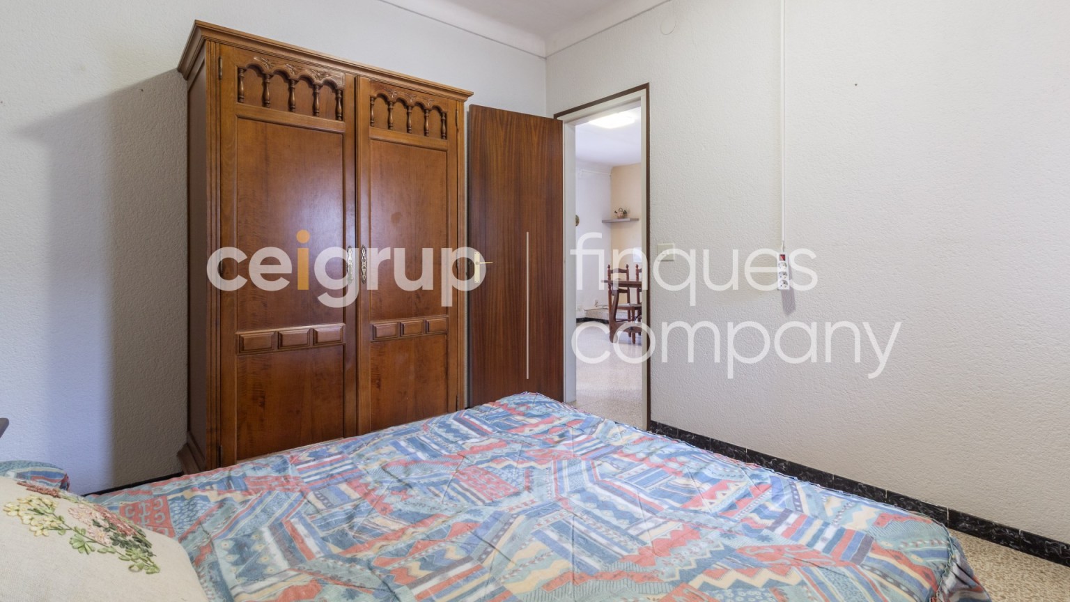 Casa en venta de planta baja y piso con jardin, en Agullana