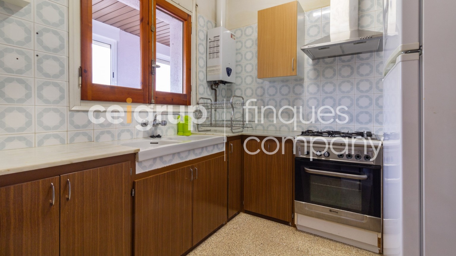 Casa en venta de planta baja y piso con jardin, en Agullana