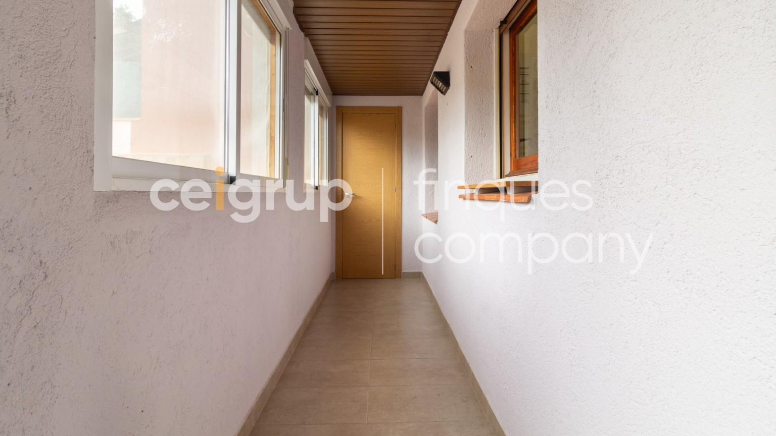 Casa en venta de planta baja y piso con jardin, en Agullana