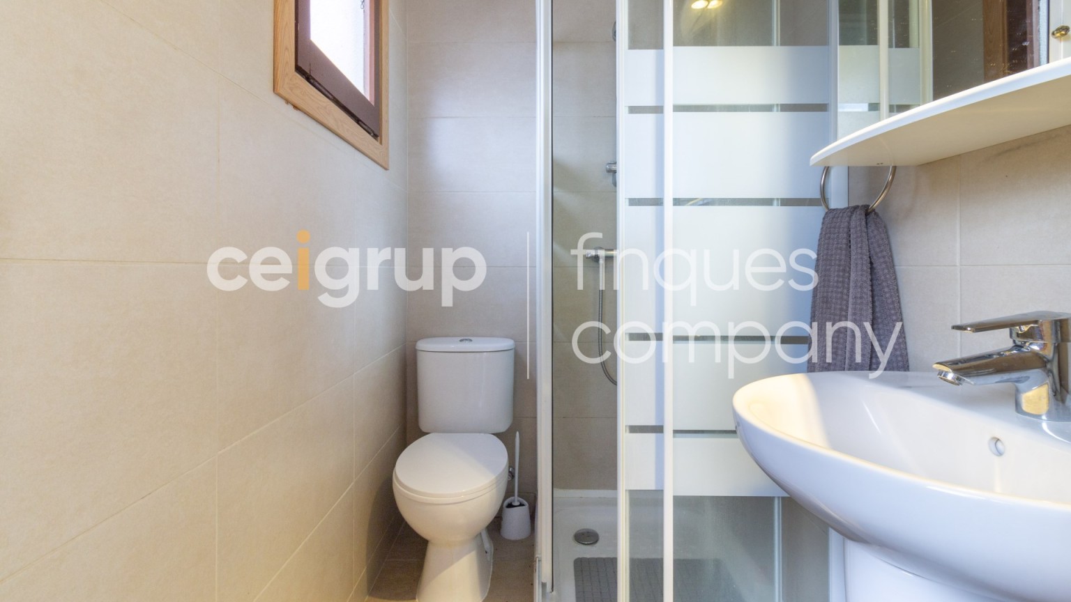 Casa en venta de planta baja y piso con jardin, en Agullana