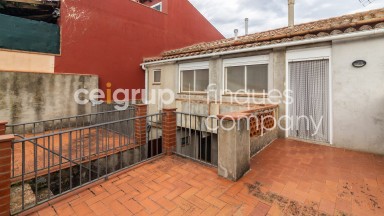 Casa en venta de planta baja y piso con jardin, en Agullana