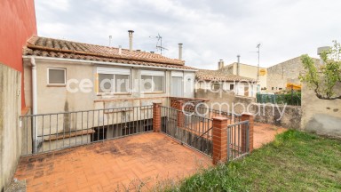 Casa en venta de planta baja y piso con jardin, en Agullana