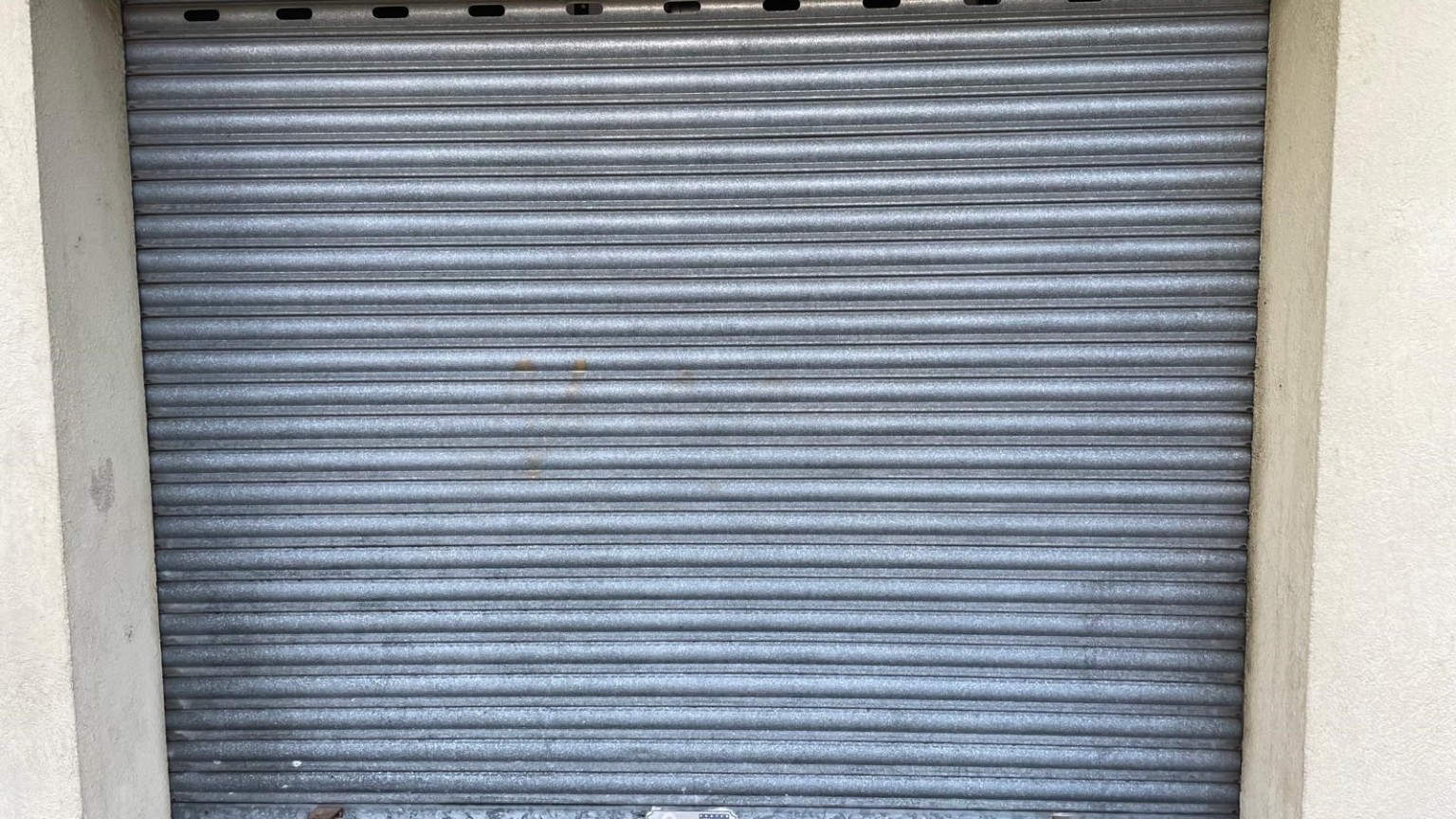  Local comercial en venta en el barrio de Montilivi. Posibilidad de aparcamiento vehículos.