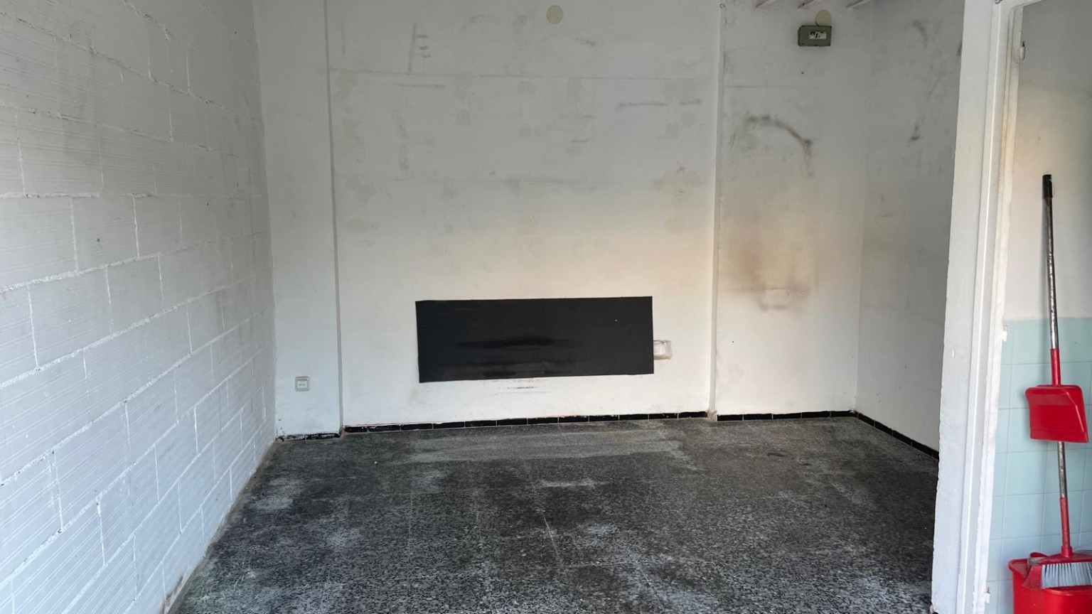 Local comercial en venta en el barrio de Montilivi. Posibilidad de aparcamiento vehículos.