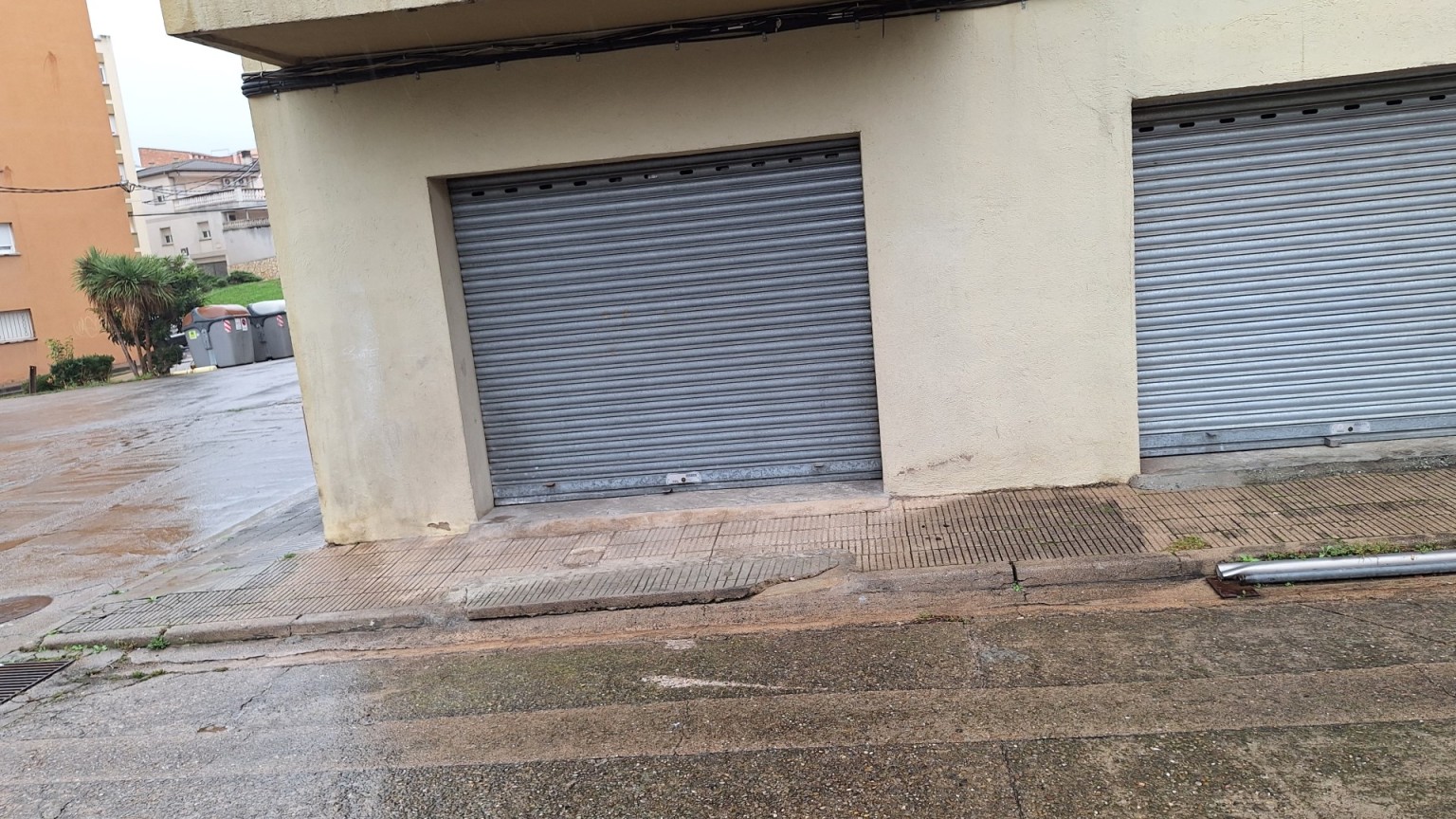  Local comercial en venta en el barrio de Montilivi. Posibilidad de aparcamiento vehículos.