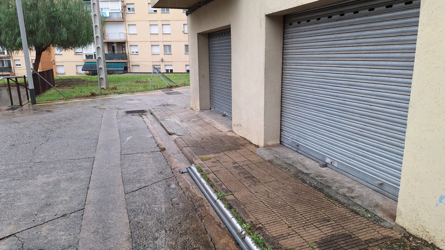  Local comercial en venta en el barrio de Montilivi. Posibilidad de aparcamiento vehículos.