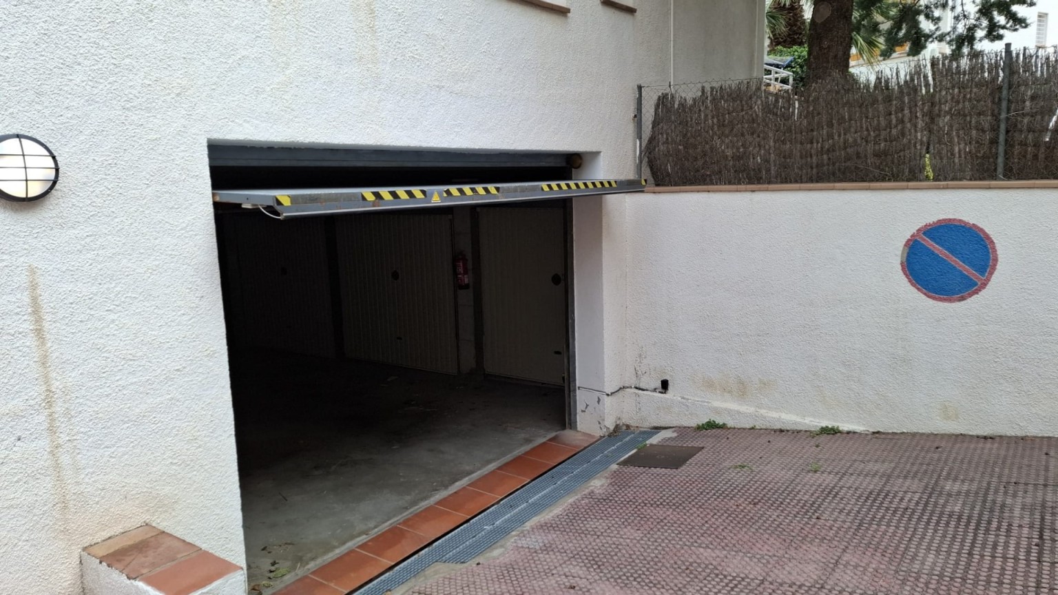 Garage fermé en vente à La Farella