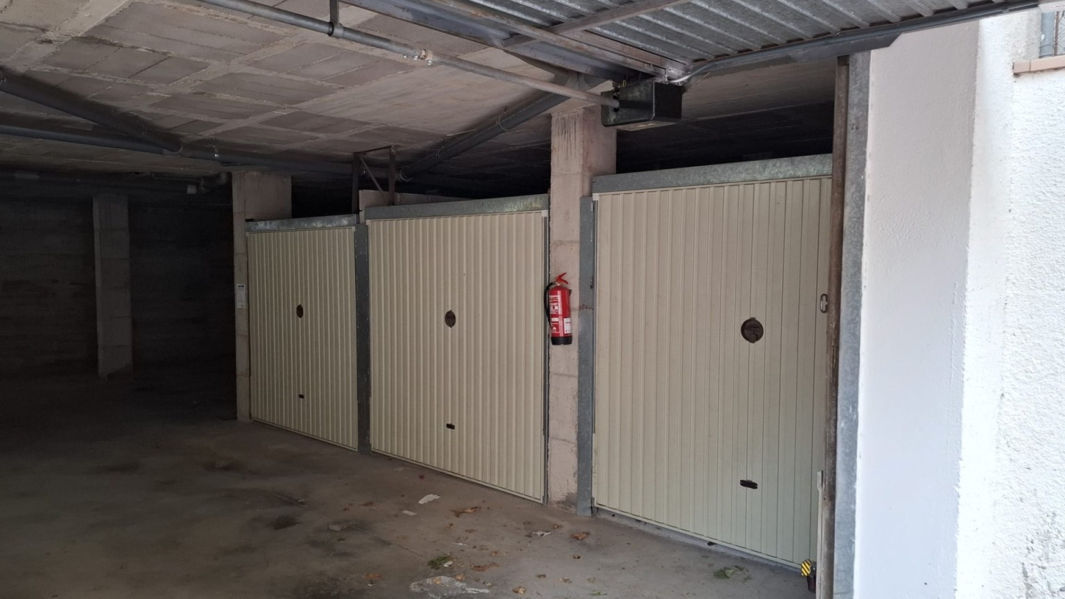 Garage fermé en vente à La Farella
