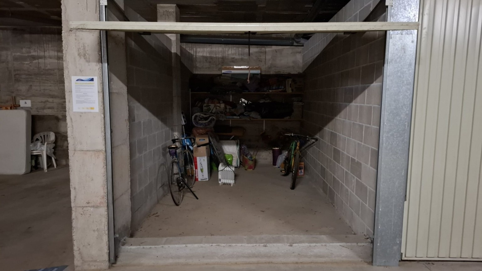 Garage fermé en vente à La Farella