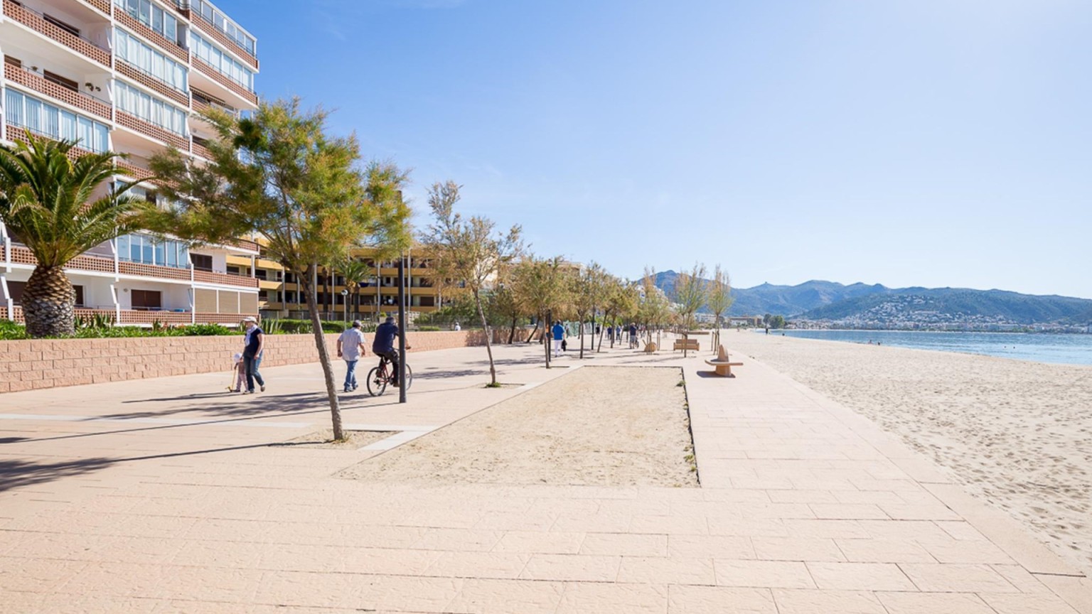 APARTMENT FOR SALE FRONT BEACH AT SANTA MARGARITA/ ROSES