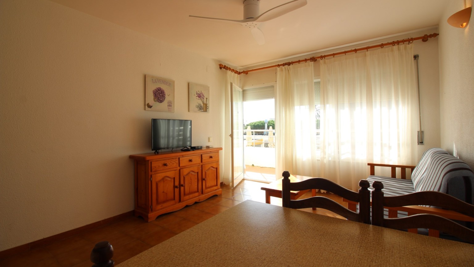 Apartment on the beach front, in Roses