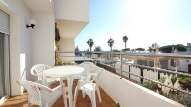 Apartment on the beach front, in Roses