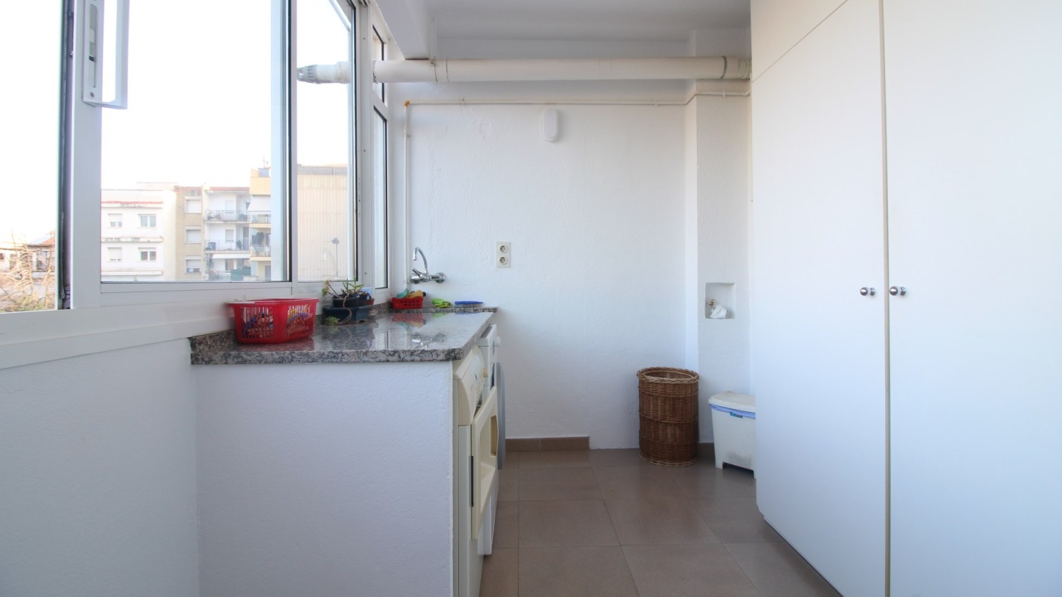 Excel·lent pis en venda, cèntric, inclou despatx i pàrquing, a Figueres