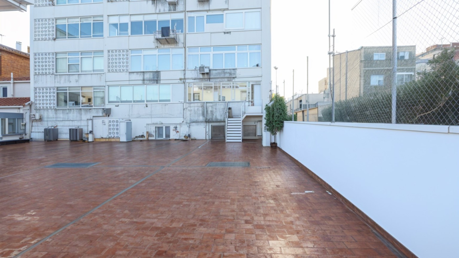 Excel·lent pis en venda, cèntric, inclou despatx i pàrquing, a Figueres