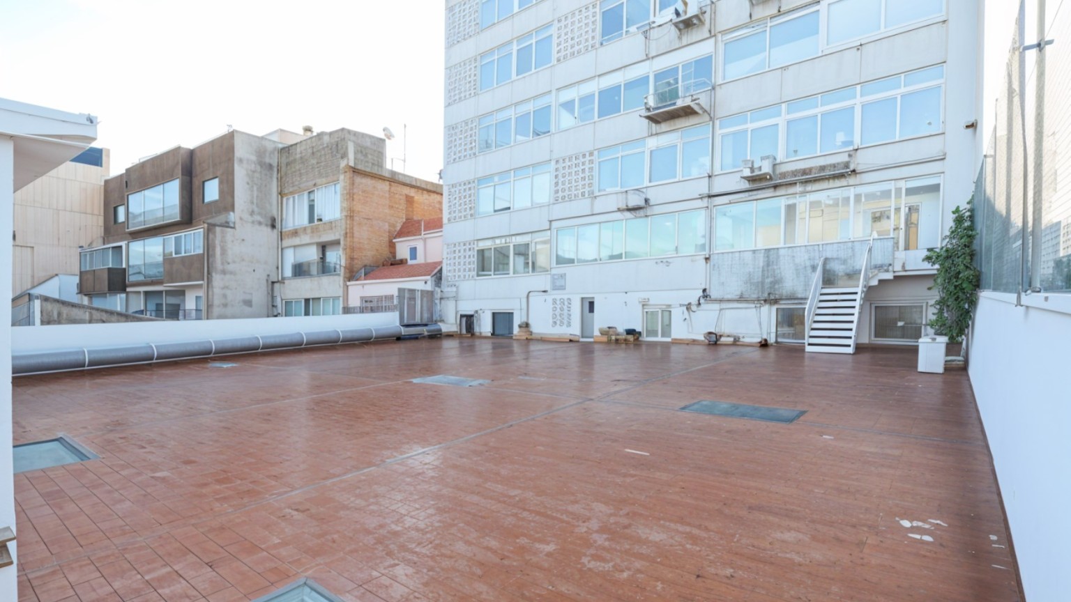 Excel·lent pis en venda, cèntric, inclou despatx i pàrquing, a Figueres