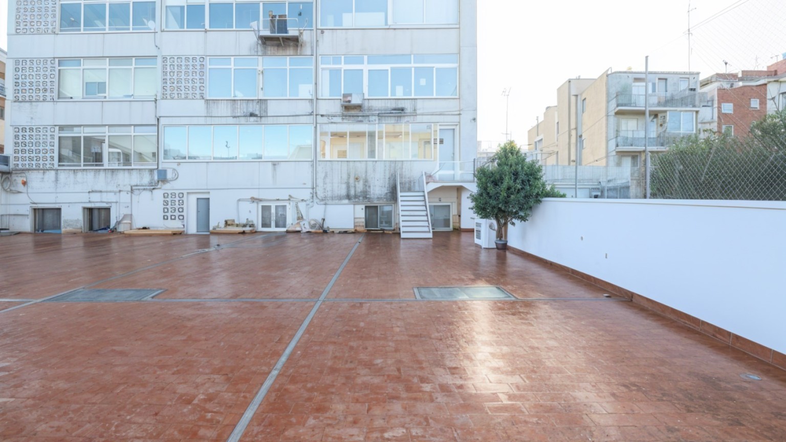 Excel·lent pis en venda, cèntric, inclou despatx i pàrquing, a Figueres