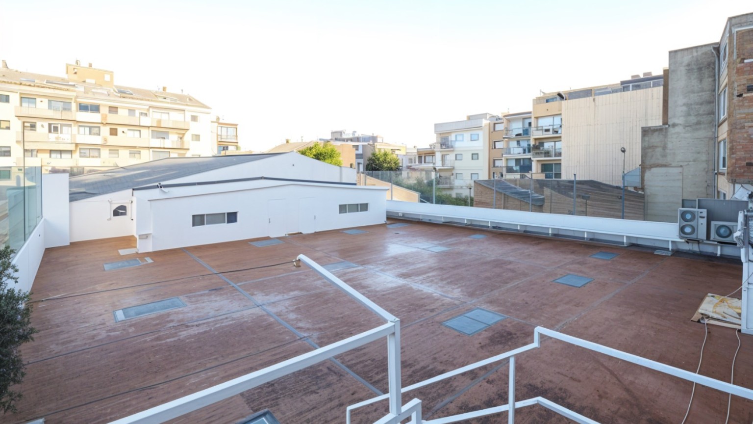 Excel·lent pis en venda, cèntric, inclou despatx i pàrquing, a Figueres
